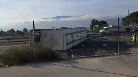 Cami&oacute;n volcado en la A-7
