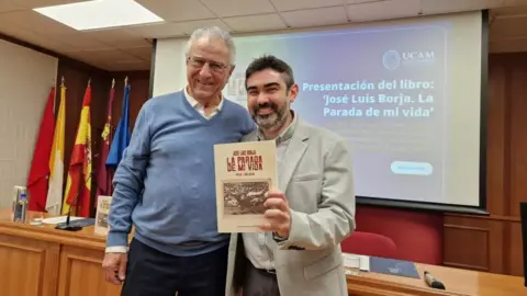 Jos&eacute; Luis Borja y Samuel Linares en la presentaci&oacute;n del libro