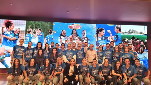 Los integrantes del Alhama Club de F&uacute;tbol ElPozo junto al equipo directivo de la compa&ntilde;&iacute;a de alimentaci&oacute;n.