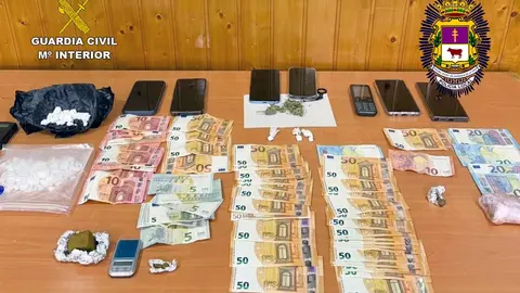 Se han incautado 40 gramos de coca&iacute;na, 116 gramos de metanfetaminas y 88 gramos de hach&iacute;s, adem&aacute;s de &uacute;tiles para su manufactura y 2.000 euros - GUARDIA CIVIL