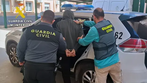 Uno de los detenidos por el robo de viviendas en &Aacute;guilas (foto: Guardia Civil)