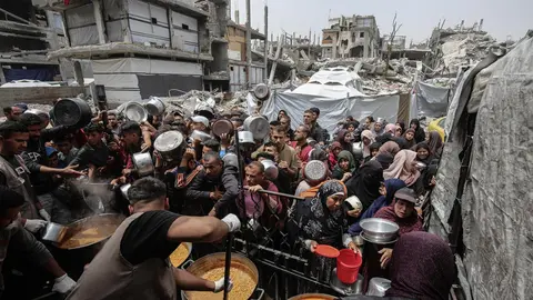 Gazat&iacute;es esperan para recibir ayuda alimentaria en Jabalia, en la Franja de Gaza (foto: EP)