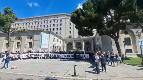 Protestas en Madrid de los vecinos de Portm&aacute;n para defender la regeneraci&oacute;n de la bah&iacute;a (foto: Ayuntamiento de La Uni&oacute;n)
