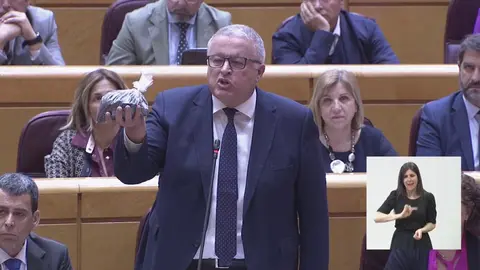 Bernab&eacute; en su esca&ntilde;o en el Senado con un saco de arena t&oacute;xica de Portm&aacute;n