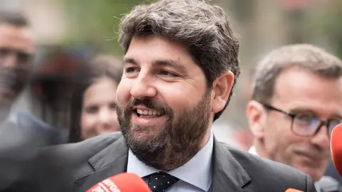 El presidente de la Regi&oacute;n de Murcia, Fernando L&oacute;pez Miras, a su llegada a la reuni&oacute;n de la Junta Directiva Nacional del Partido Popular (PP) en la sede de calle G&eacute;nova, a 19 de mayo de 2025, en Madrid (Espa&ntilde;a). - Diego Radam&eacute;s - Europa Press