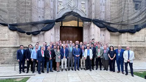 Los regantes del Levante en Sevilla, junto con autoridades de la Junta de Gobierno de Andaluc&iacute;a (foto: La 7)