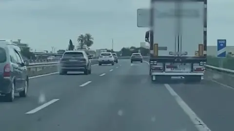 Imagen del cami&oacute;n invadiendo el arcen de la autov&iacute;a A-7 a la altura de Alhama de Murcia (foto: GC)