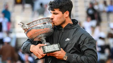 Carlos Alcaraz besa su trofeo de campe&oacute;n de Roland Garros 2024 (foto: EP)