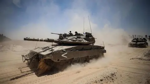 Imagen de archivo de un tanque israel&iacute; en la frontera con la Franja de Gaza (foto: EP)