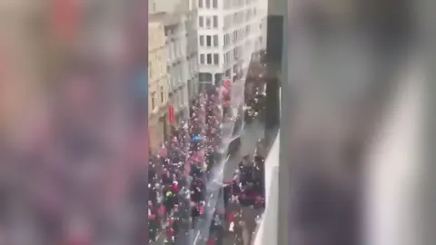 Atropello masivo en Liverpool durante el desfile de celebraci&oacute;n del equipo de f&uacute;tbol de la ciudad tras conseguir la Premier League (foto: X)