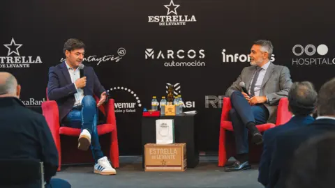 El seleccionador sub-21 Santi Denia charla con Juan Cervantes en los Aperitivos SBW con Estrella de Levante