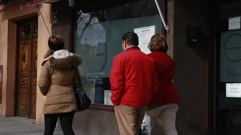 Imagen de archivo de personas caminando