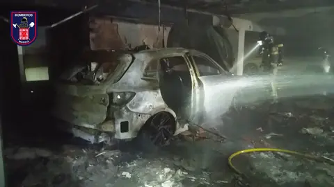 Coche incendiado en el concesionario | Foto: Bomberos de Murcia