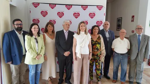La consejera de Pol&iacute;tica Social, Conchita Ruiz, la concejala de Bienestar Social del Ayuntamiento de Cartagena, Cristina Mora, y el presidente de la Fundaci&oacute;n Hospitalidad Santa Teresa, Alonso G&oacute;mez, junto a los patronos y profesionales de la entidad - GOBIERNO DE MURCIA