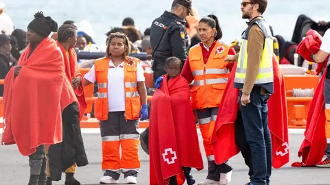 Imagen de archivo de los servicios de emergencia atendiendo el pasado enero a migrantes reci&eacute;n rescatados de un cayuco (foto: EP)