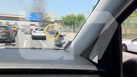 Arde un coche en la A-30 a la altura de Murcia (foto: Juan Cervantes/La 7)