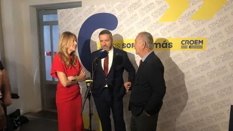 El presidente de Croem, Miguel L&oacute;pez Abad, en el centro de la imagen, junto a la consejera de Empresa, Empleo y Econom&iacute;a Social, Marisa L&oacute;pez Arag&oacute;n, y el presidente de la Asociaci&oacute;n de Mutuas de Accidentes de Trabajo (AMAT), Juan Roca (foto: EP)