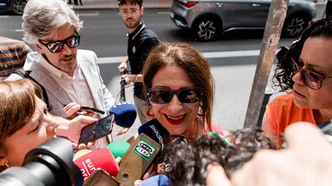 La exconcejal socialista Leire D&iacute;ez atiende a los medios a su llegada a la sede del PSOE en Ferraz