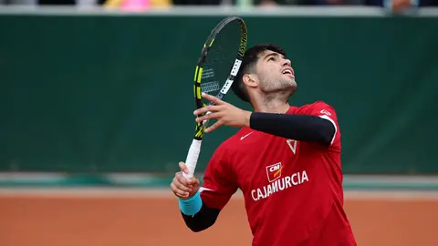 Carlos Alcaraz entrena en Roland Garros con una camiseta del Real Murcia
