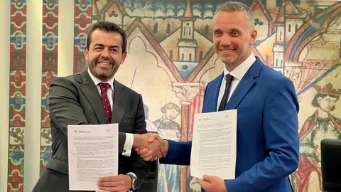 El portavoz del Grupo Parlamentario Popular en la Asamblea, Joaqu&iacute;n Segado (derecha) y el portavoz adjunto de Grupo Parlamentario Vox, Rub&eacute;n Mart&iacute;nez Alpa&ntilde;ez, en la firma del acuerdo (foto: EP)