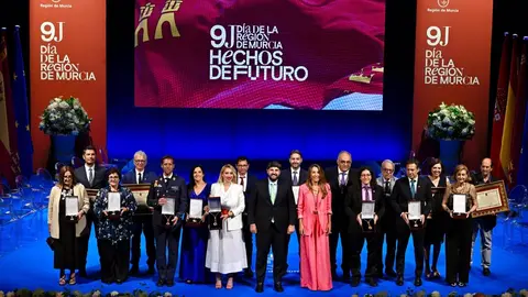 El presidente regional con todos los premiados en el acto institucional por el D&iacute;a de la Regi&oacute;n de Murcia
