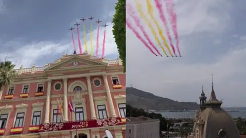La Patrulla &Aacute;guila llena de acrobacias el cielo de Murcia y Cartagena antes del festival a&eacute;reo de San Javier