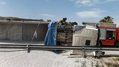 Los bomberos rescatan al conductor de un cami&oacute;n de arena tras volcar en la localidad abanillera de Mahoya (foto: 112)
