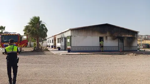 Incendio en una nave de Lorca (foto: 1-1-2)