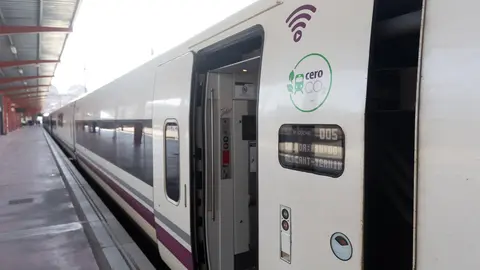 Archivo - Un tren de Renfe en la estaci&oacute;n de Chamart&iacute;n-Clara Campoamor