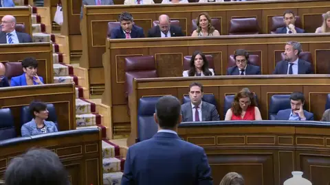 S&aacute;nchez responde al "ausente" l&iacute;der de Vox, Santiago Abascal (foto: La 7)