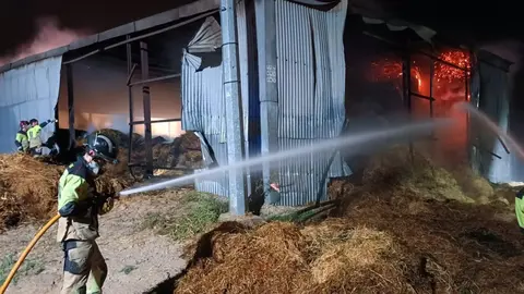 Bomberos trabajando en la zona (foto: 1-1-2)
