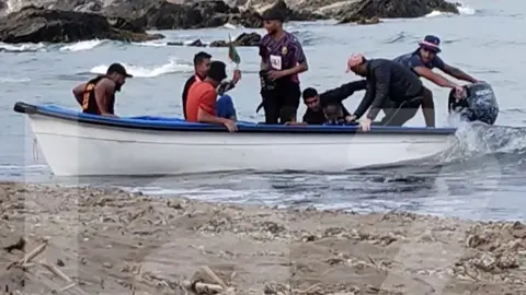 Inmigrantes ilegales de nacionalidad argelina llegan a la playa mazarronera de Percheles (foto: La 7)