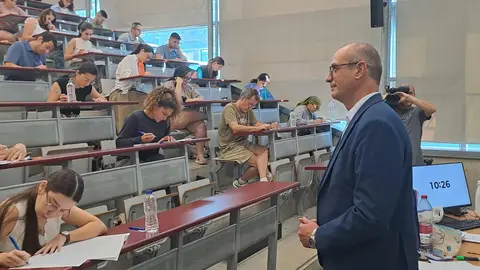 El consejero de Educaci&oacute;n y Formaci&oacute;n Profesional, V&iacute;ctor Mar&iacute;n, visita una de las sedes donde se celebran hoy las oposiciones a Secundaria.