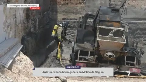 Un bombero durante las &uacute;ltimas tereas de refresco del incendio de un cami&oacute;n hormigonera en Molina de Segura (foto: La 7)