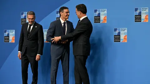 El presidente del Gobierno, Pedro S&aacute;nchez, a su llegada a la cumbre de la OTAN saludando al secretario general, Mark Rutte (foto: EP)