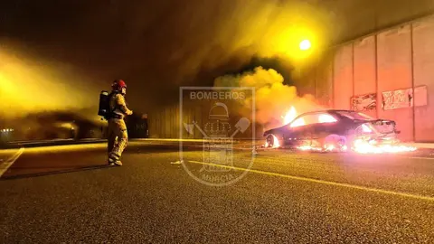 Arde un veh&iacute;culo en el interior del t&uacute;nel de la MU-30 a la altura de Alcantarilla (foto: Bomberos Murcia)