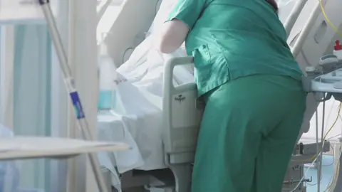 Enfermera en el hospital Virgen de la Arrixaca (foto: La 7)