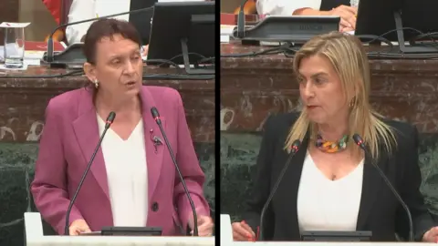 Mar&iacute;a Mar&iacute;n, portavoz del Grupo Parlamentario Mixto; y Carmina Fern&aacute;ndez, portavoz del Grupo Parlamentario Socialista (foto: La 7)
