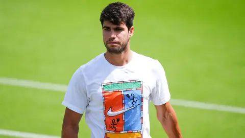 Carlos Alcaraz durante un entrenamiento previo a Wimbledon