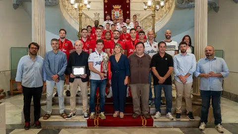 La alcaldesa de Cartagena, Noelia Arroyo, recibe a la plantilla del Jimbee Cartagena (foto: Ayuntamiento de Cartagena)