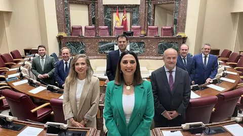 La consejera de Agua, Agricultura, Ganader&iacute;a y Pesca, Sara Rubira, junto a su equipo, en el hemiciclo de la Asamblea Regional