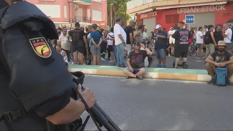 Trabajadores de Navantia a las puertas de los juzgados de Cartagena (foto: La 7)