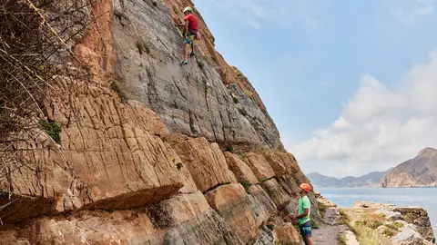 &minus;	Ubicado en un enclave paisaj&iacute;stico privilegiado, el espacio ofrecer&aacute; opciones de ocio como rutas en kayak, snorkel, buceo o escalada y animaci&oacute;n para todas las edades
