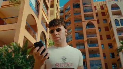 Frame del &uacute;ltimo videoclip de Quevedo en Playa Honda