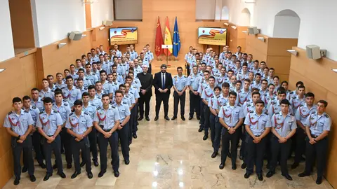 L&oacute;pez Miras recibe a los alumnos que han concluido su formaci&oacute;n en la Academia General del Aire de San Javier
