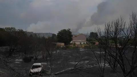 Un veh&iacute;culo calcinado por el incendio de la localidad tarraconense de Pa&uuml;l (foto: EP)