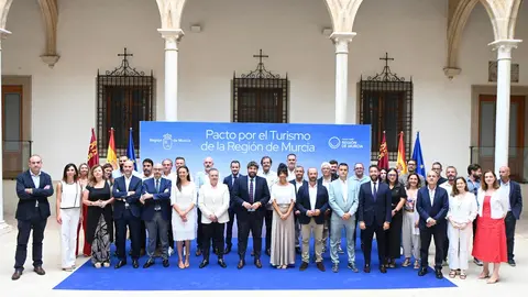 El jefe del Ejecutivo regional, Fernando L&oacute;pez Miras, preside el acto de firma del primer Pacto por el Turismo de la Regi&oacute;n de Murcia