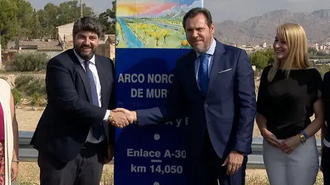 Imagen de archivo de Fernando L&oacute;pez Miras y &Oacute;scar Puente en la inauguraci&oacute;n de uno de los tramos del Arco Noroeste