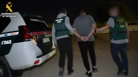 El acusado de pilotar la narcolancha que mat&oacute; a dos guardias civiles en Barbate en el momento de ser detenido (foto:  EP)