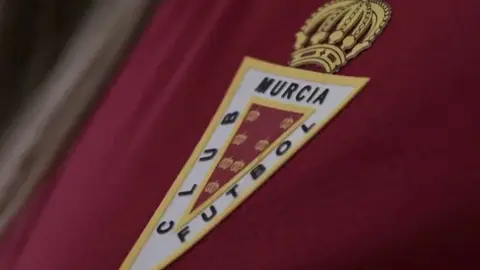 El Real Murcia presenta su primera equipaci&oacute;n para la temporada 2025/2026 (foto: Real Murcia)